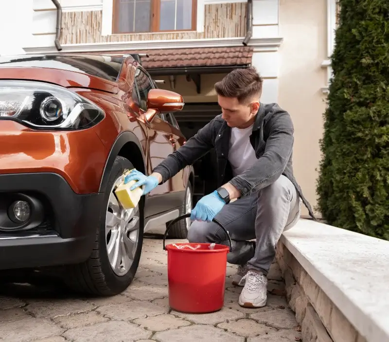 Lavage auto à domicile Saint-Anthème : professionnel intervenant sur un véhicule